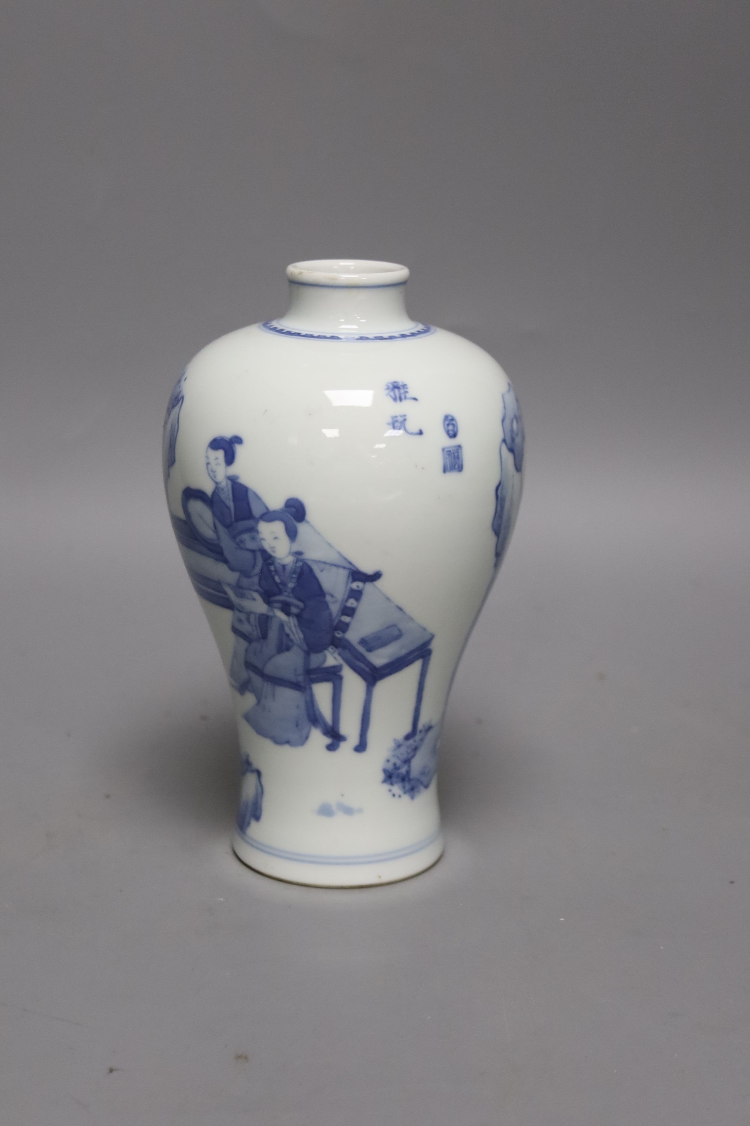 A Chinese blue and white Meiping 17cm